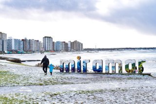 Le sud de l'Amérique latine est victime d'une vague de froid, comme ici sur la plage de Miramar, recouverte d'une fine pellicule de neige. KEYSTONE/EPA/MUNICIPALITY OF GENERAL ALVARADO / HANDOUT
